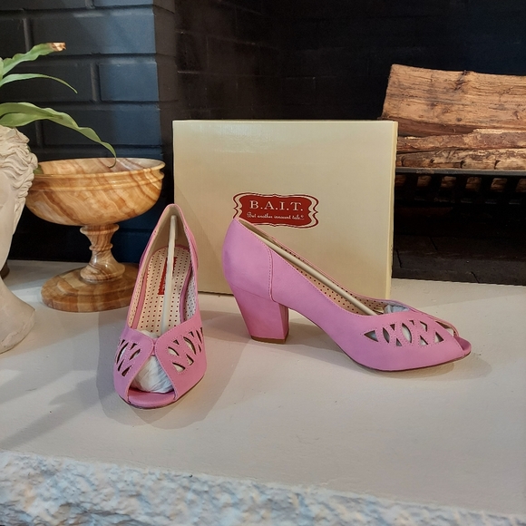 LAST CHANCE New in box pink vintage style peep toe heels - Picture 1 of 5